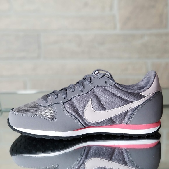 Nike Shoes - Nike Genicco